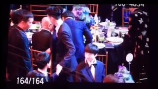 160909 bazaar charity night exo lay shake hands with tfboys jackson 张艺兴和易烊千玺两大舞担握手啦