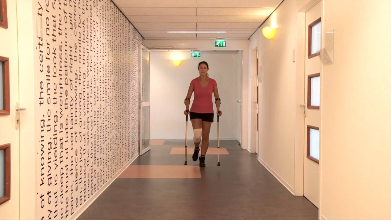 Onbelast lopen met krukken na een kniescopie