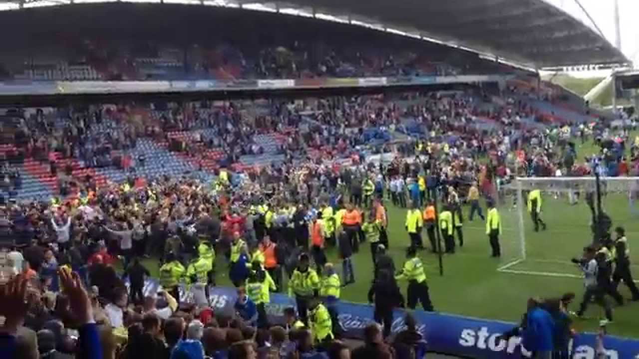 Huddersfield vs Leicester Pitch Invasion Huddersfield Fans Running