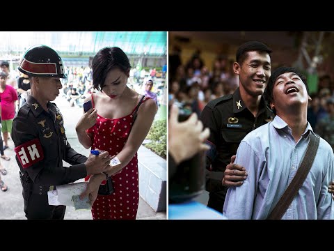 Бейне: Қарсыластар Таиланд королінің сүйіктісінің жүздеген жақын фотосуреттерін жіберді