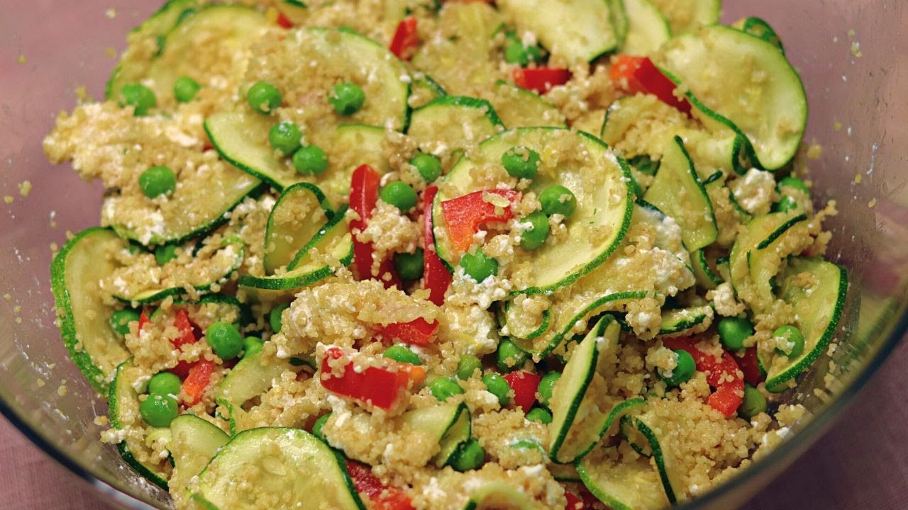 Couscous Salat mit Feta, Zucchini und Paprika ist ideal für den heißen Sommer! Zucchinisalat Rezept