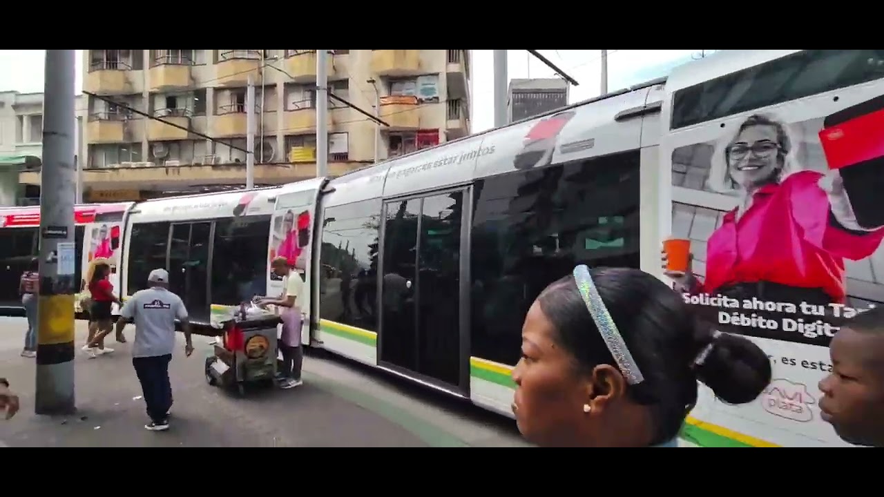 Tranvía De Medellín - Tranvía N⁰ 06 Con Publicidad de Daviplata pasando por av Junin