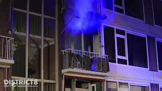 Uitslaande woningbrand na explosie naast politiebureau Mouterpad Delft