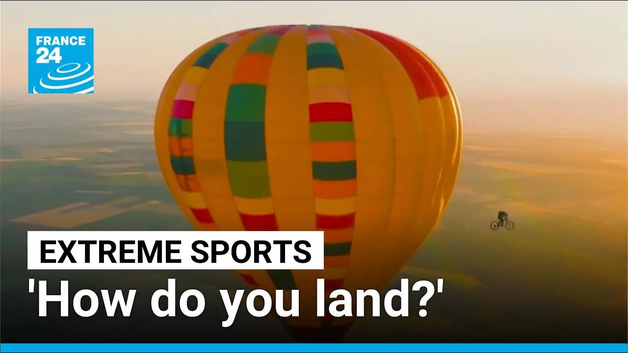 Mountain biker becomes first to ride off a hot air balloon • FRANCE 24 English