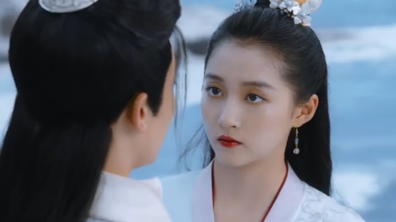 It's a sport which can improve their relationship! 容瑕滑冰差點摔倒，班嫿美救英雄攔腰救下容瑕 | A Girl Like Me | EP4