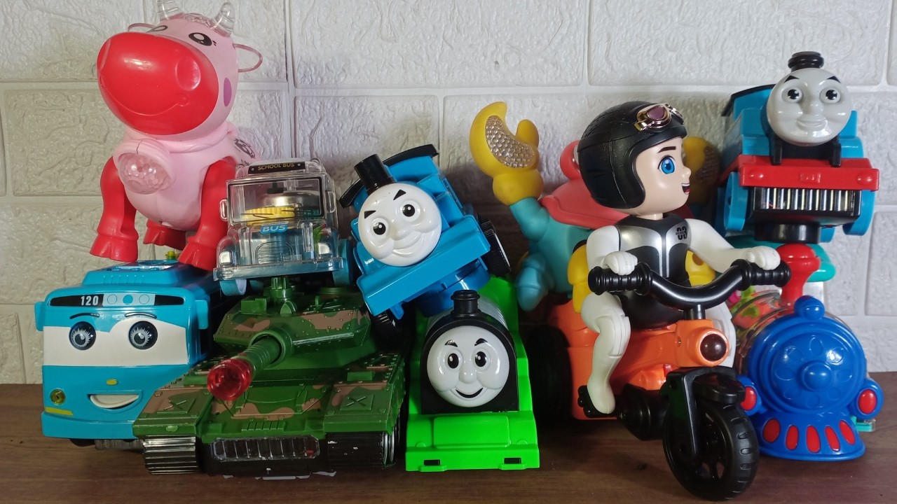 Colección de juguetes coloridos: trenes, autos y lindas amigas.