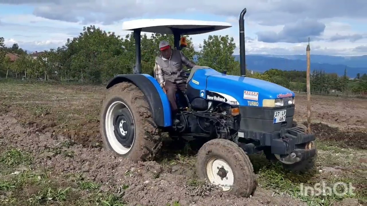 Dedem pancar yeri sürüyor. New Holland TT65 ile 3lü 9luk pulluk.