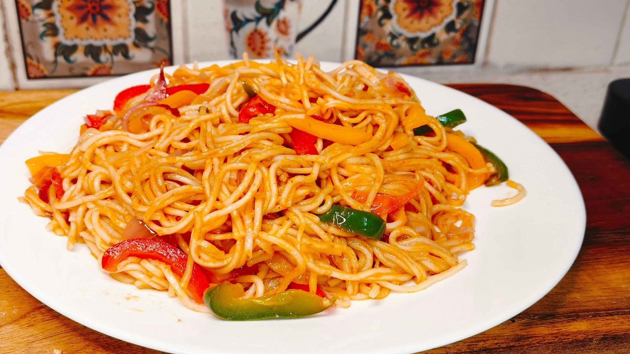 बाजार जैसी व्हेज चाऊमीन बनाने की सीक्रेट रेसिपी | Street Style Veg Chowmein Recipe | Divisha Kitchen