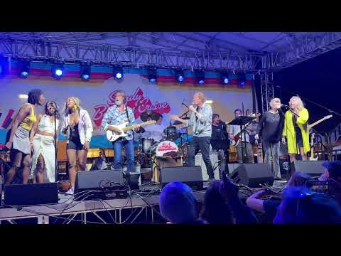 Jimmy Hall of Wet Willie sings his song “Keep on Smilin” at Sandy Beaches Cruise January 17, 2026.