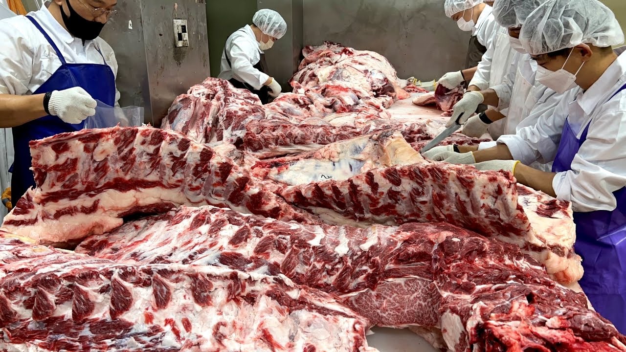 ⁣국내 최저가 한우에 도전장을 내밀다! 4천만원 자본금으로 연매출 150억 달성한 소고기 달인들 Amazing knife skills! Korean Beef Steak Masters