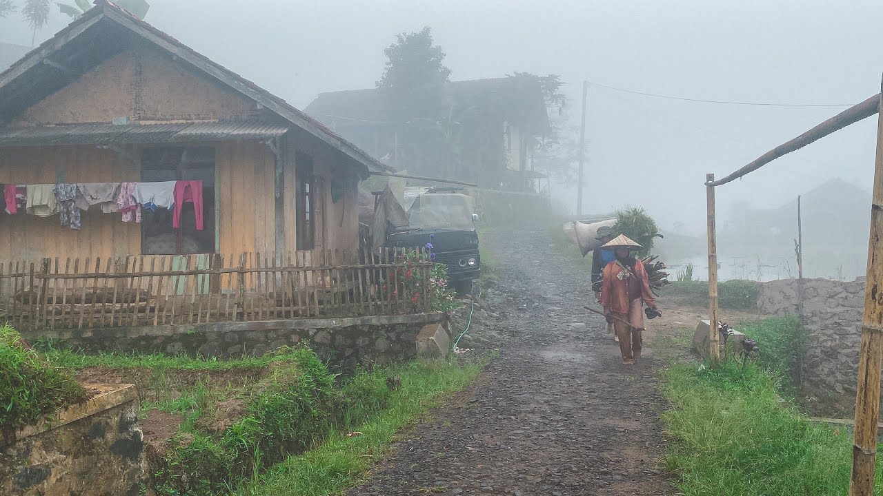 Kabut Turun Di Pedesaan | Dingin Enggak Gerah Enggak, Sejuk Yang Ada. Di Garut, Cisewu, Jawa Barat