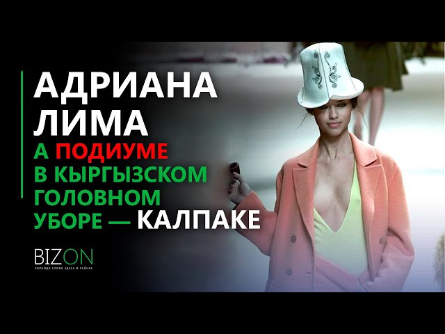 Ақ юбка мен нейлон шұлық киген сексуалды әйел