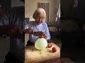 El talento de la abuela #Cortar tomates #Abuela #Vida en el campo #CapCut