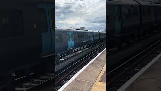 Southeastern Class 707 Desiro City “City Beam” train passes through New Cross station #trains #707
