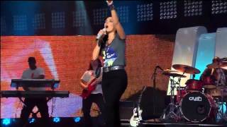 Nelly Furtado - Big Hoops, Bigger The Better, At We Day 2012 Resimi