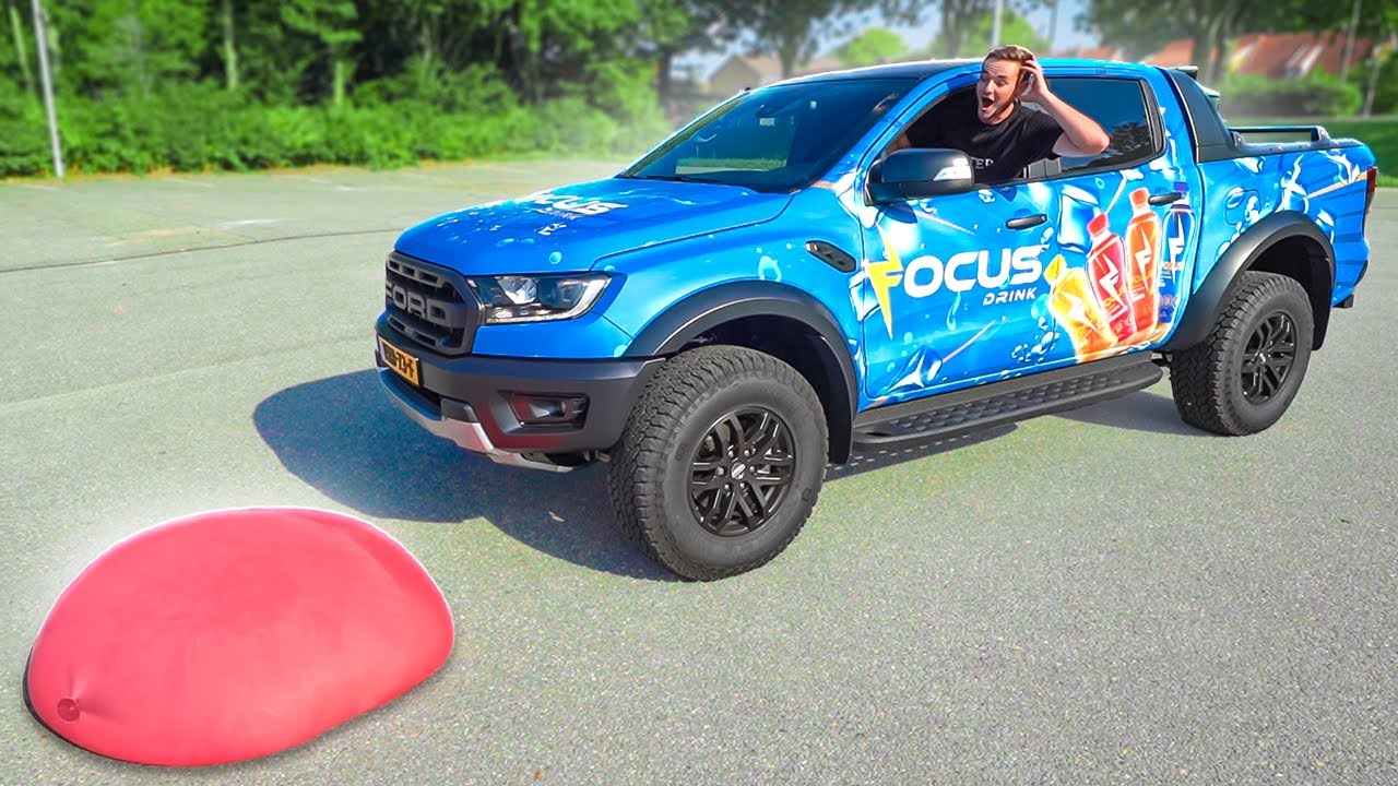 XXL WATERBALLON KAPOT RIJDEN MET PICK-UP TRUCK!