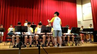 1060605在麗湖國小欣賞601班班級樂隊的精彩表演。