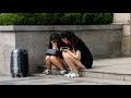 Girl From Foreign Parts Is Crying by the Roadside | Social Experiment 陌生姑娘坐在路边哭泣，路人们会帮助她吗？