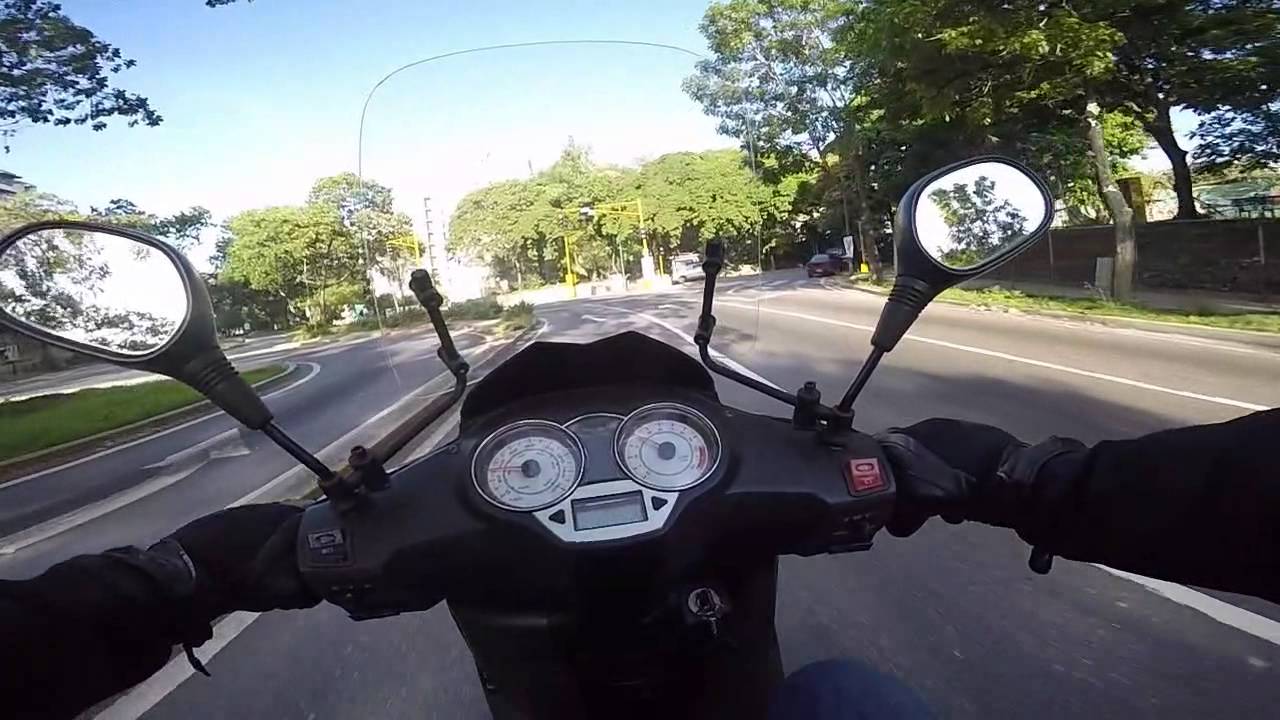 Ruta en Caracas sobre una Keeway Outlook