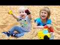 Карл и Бьянка играют в развивающие игрушки МАШИНКИ - Видео для самых маленьких Дада игрушки