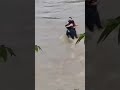 Vídeo mostra momento em que três amigos se abraçam antes de serem levados por enchente na Itália