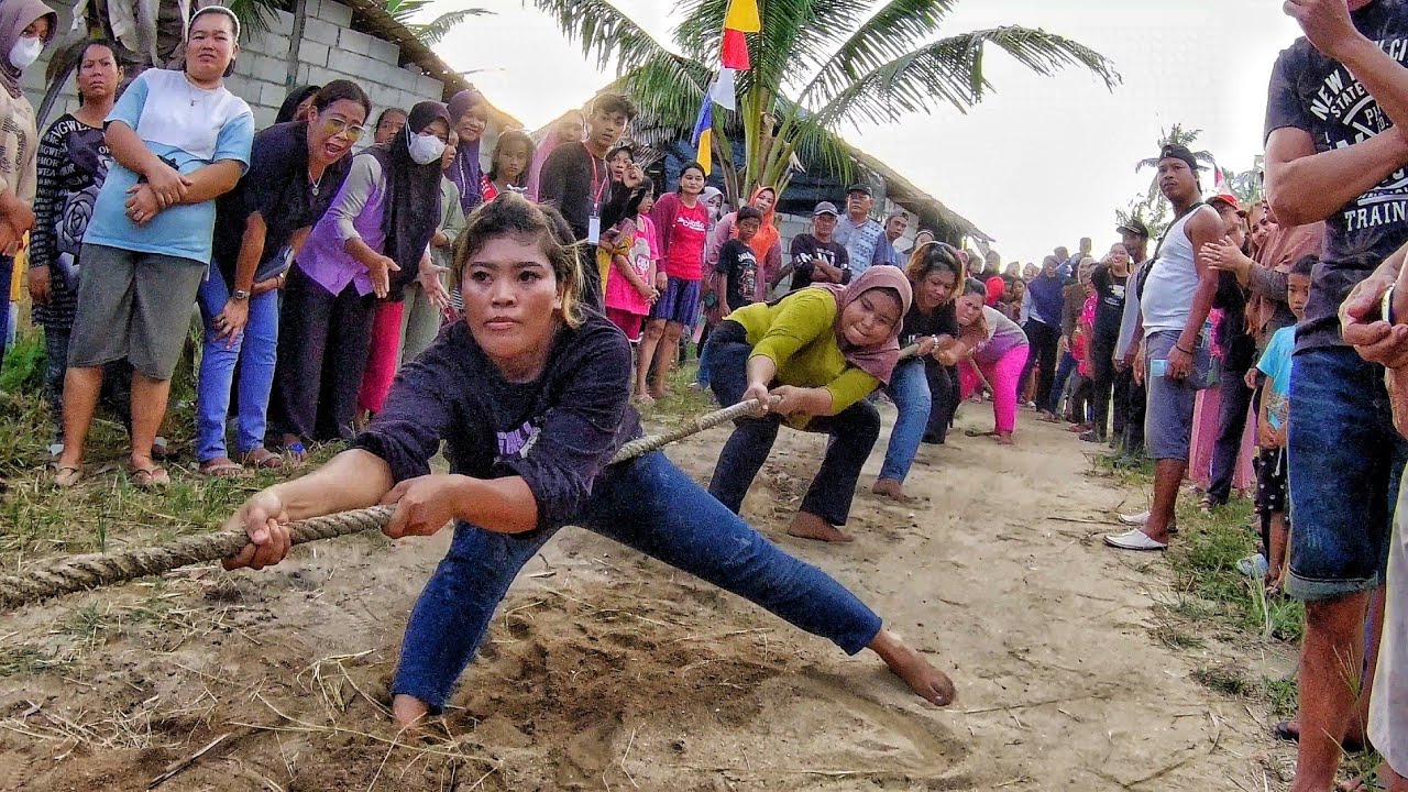 SERU !!! TARIK TAMBANG IBU-IBU 17 AGUSTUSAN DI PANTAI GOSONG HUT RI 78