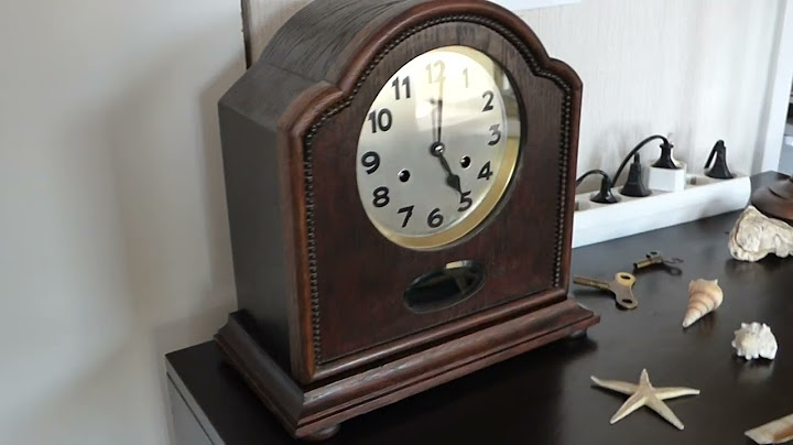Oude Pendule,  die 5 uur slaat