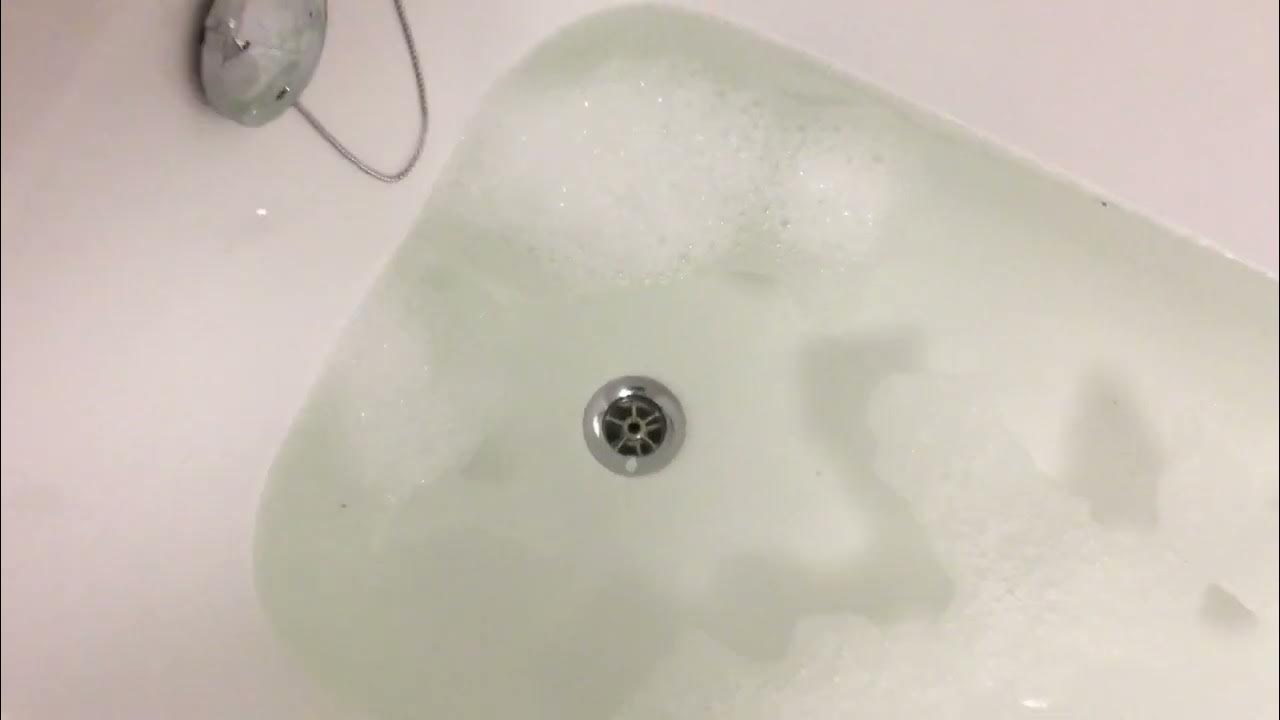 Very loud Bathtub drain with black sinkplug 45.5 mm with black plastic