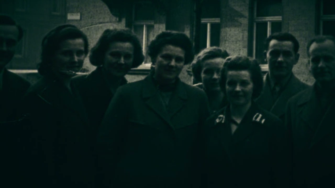 DER WEIHNACHTSKELLER DES GRAUENS — (1954, Köln) Das Mietshaus der Familie Beck