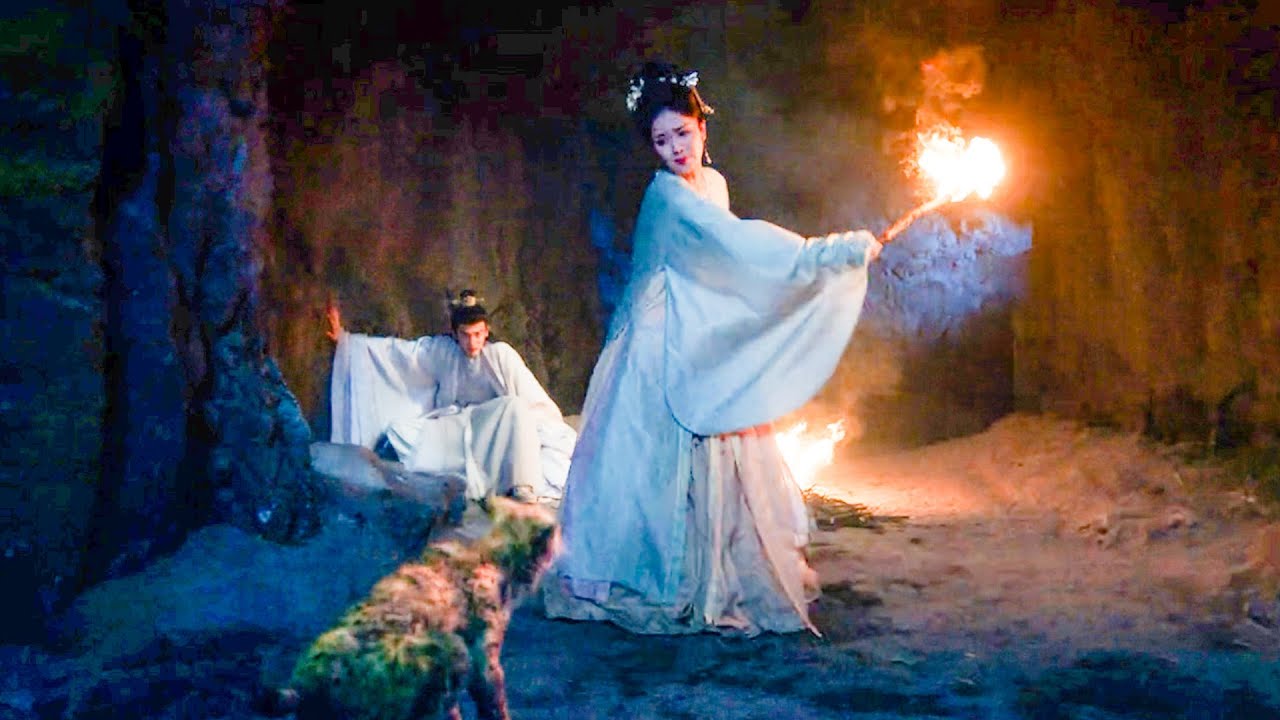 灰姑娘揮舞火把驅散野獸，卻沒注意到身後霸道王爺火熱的眼神，怦然心動！#寧安如夢 #張凌赫  💖#白鹿