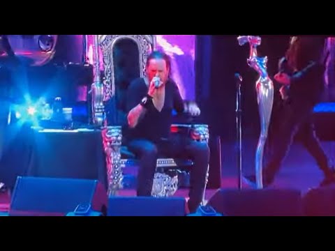 KORN's Jonathan Davis uses throne in concert as he struggles w/ remaining covid symptoms