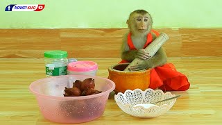 Monkey Eat Salak | Baby Luna Eats Snake Fruit With Mom Very Delicious