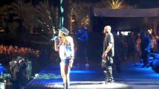 Jay-Z \& Beyonce performs \\