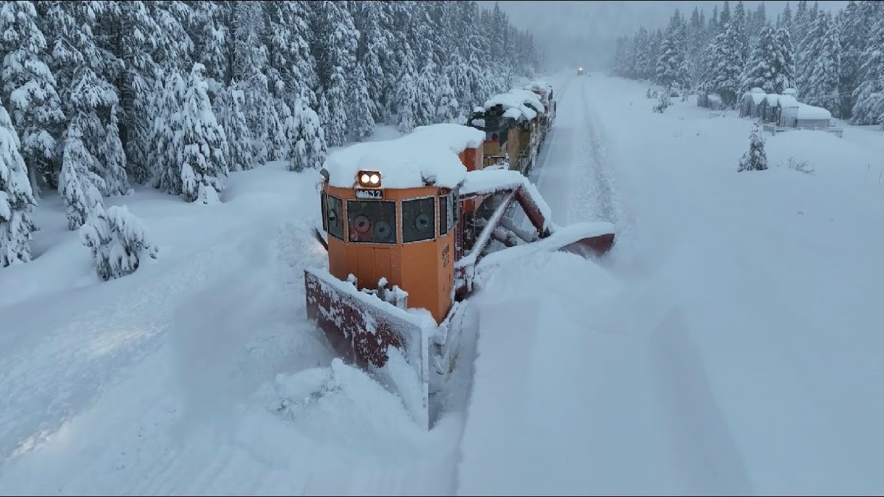 Train Plowing Railroad Tracks After Winter Storm December 2022 Donner Pass Youtube