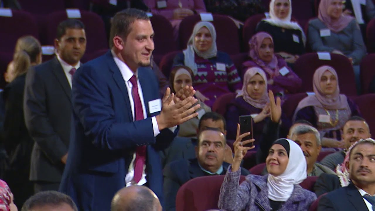 لحظة التكريم الملكي للمعلم المتميز أحمد جادالله