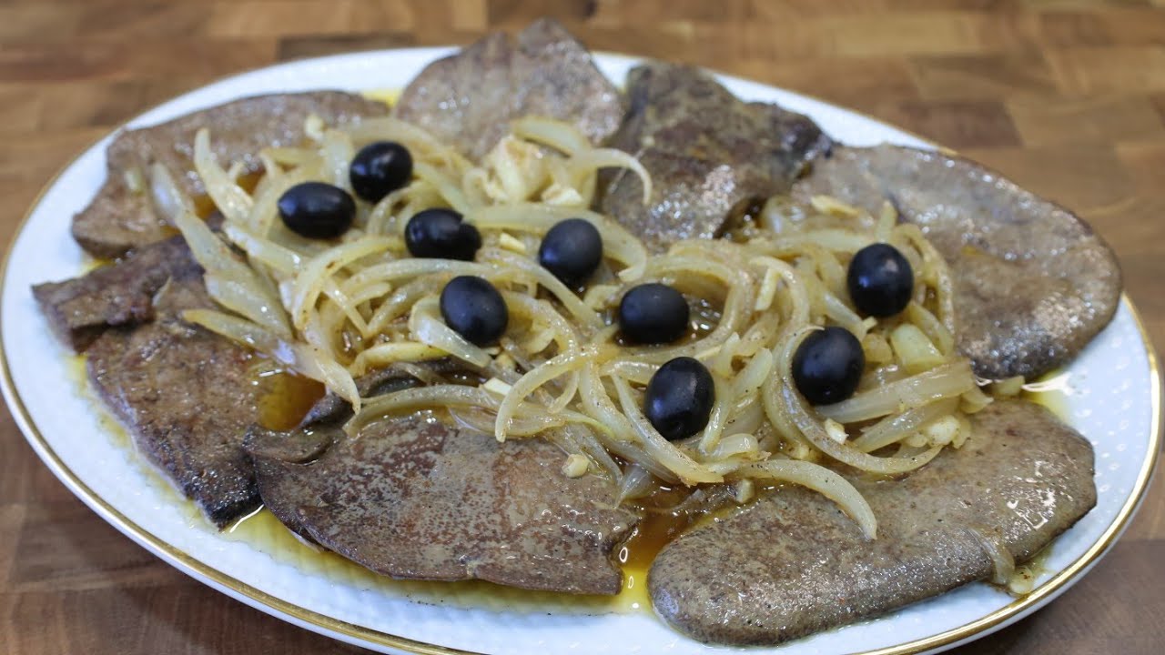 Pedaços de fígado frito com molho de tomate cebola em conserva