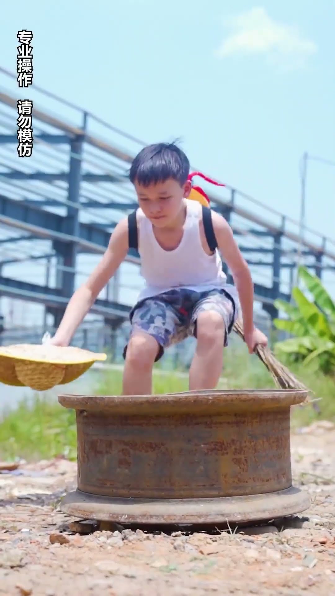 The genius son helps the delivery boy make fried rice again