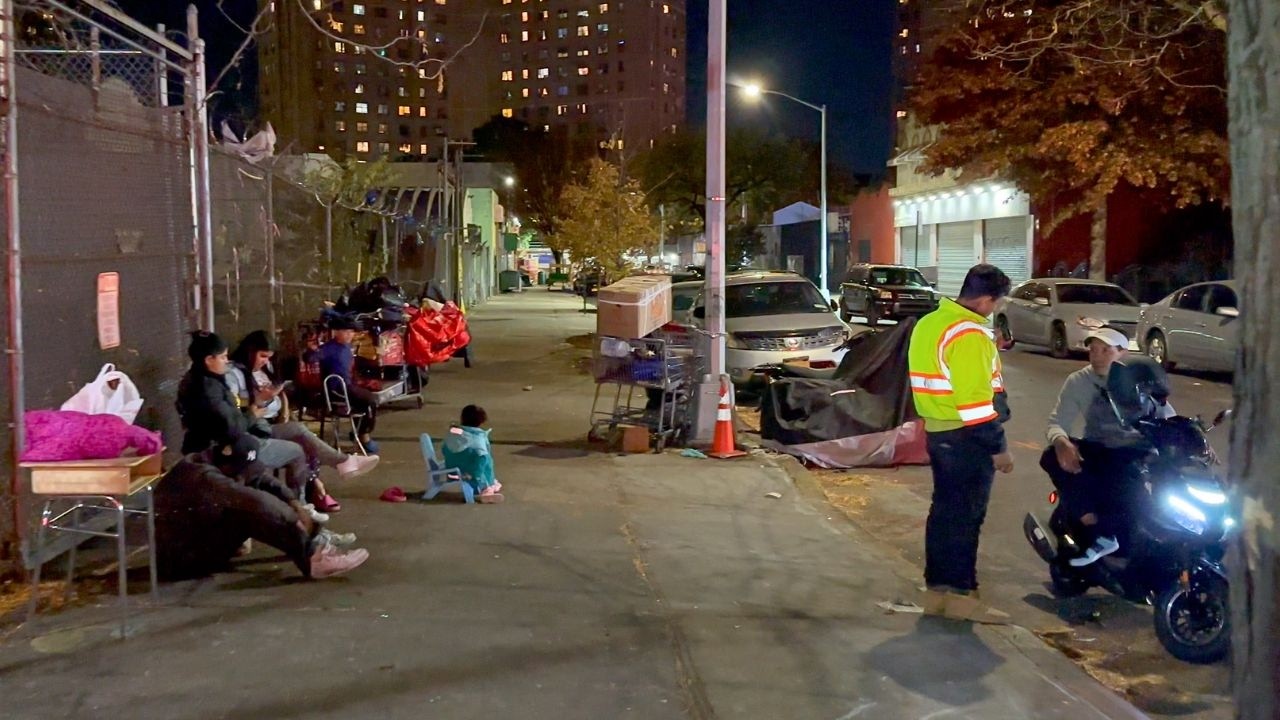 Walking Most Dangerous Hood Brooklyn Hoods At Night Walking Through Brownsville New York