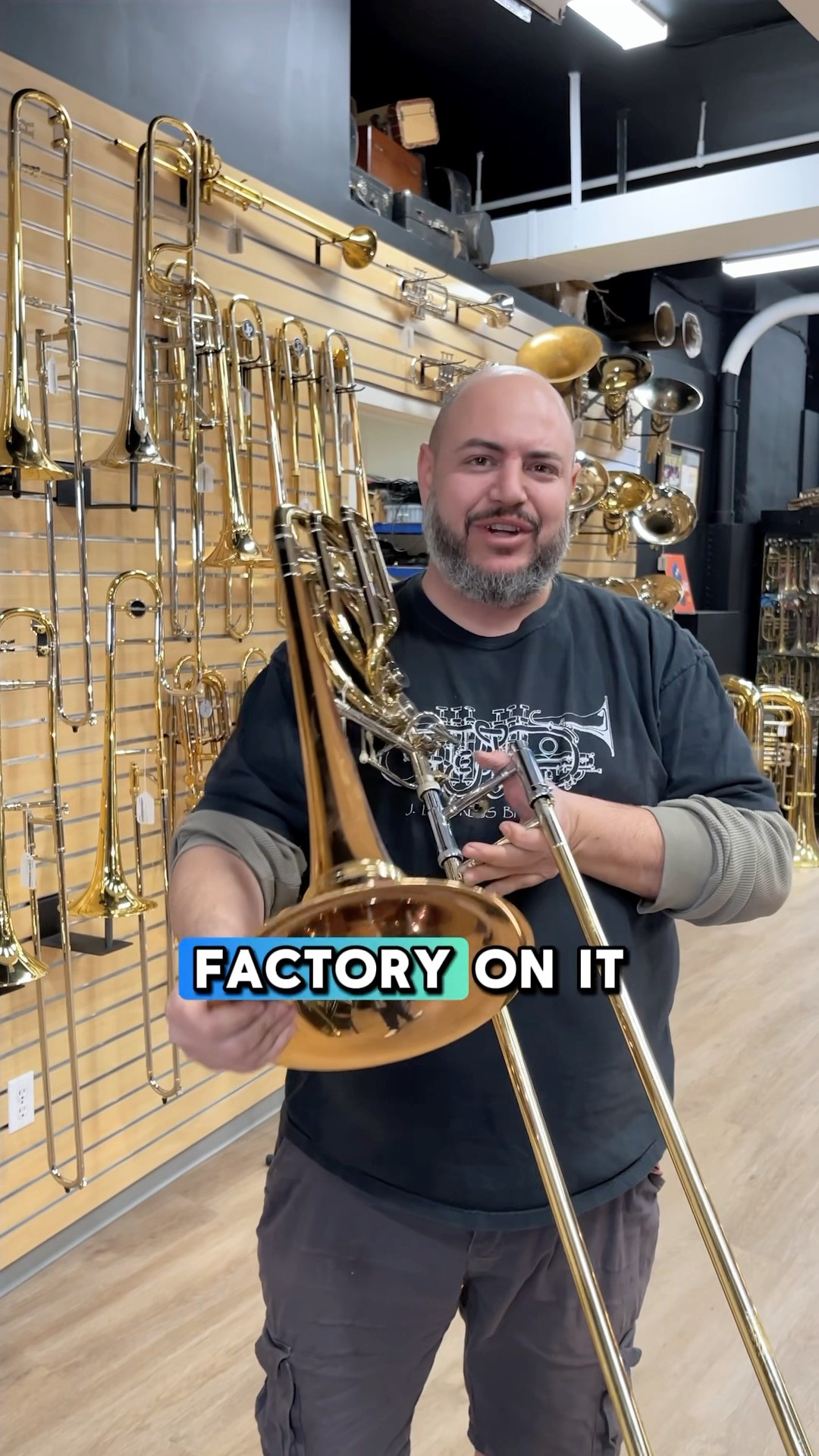 Robin Eubanks の手型。 This Might Be the Only Left-Handed Bass Trombone Ever Made