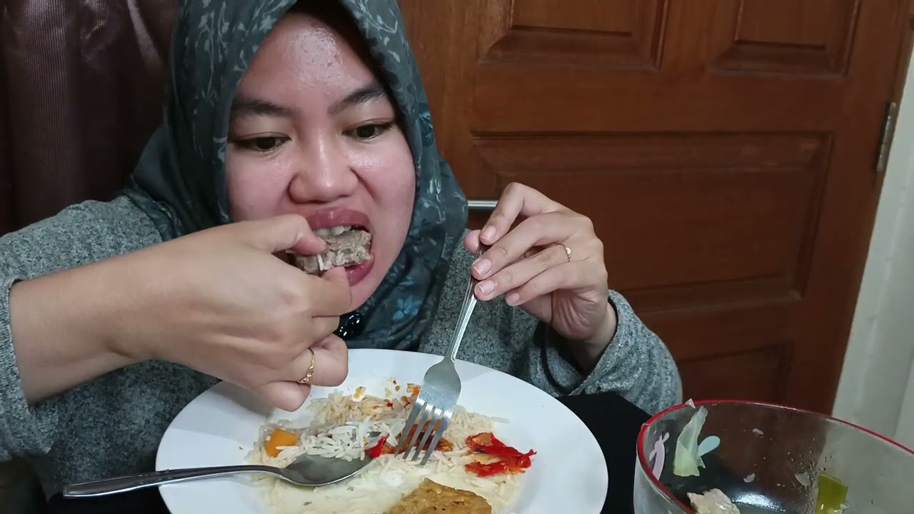 Makan Sayur Sop Bening Pas Lagi Hujan, Nikmat Mana Lagi? (Suapan Pertama Langsung Nagih)