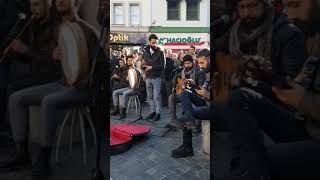 Kadıköy de Kürtçe müzik İnsanlar şaşkınlıkla dinliyor ( ZANA ZENDO Resimi