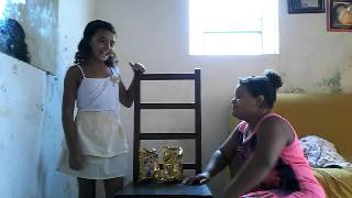 Brincando De Pegar Salgadinho Com Língua