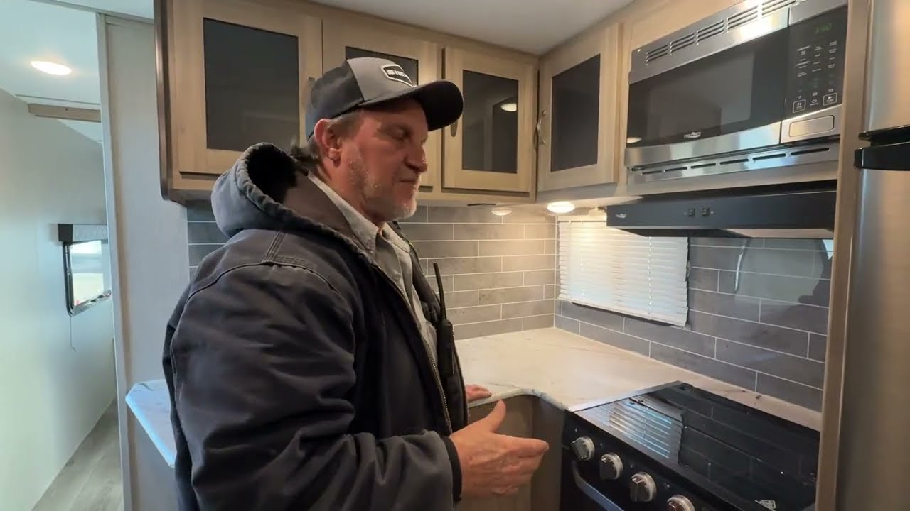 Виртуальный осмотр подержанного туристического прицепа Coachmen Freedom Express 279RLDS 2021 года...