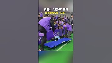 Những con robot đá bóng liên tục bị hỏng phải khiêng