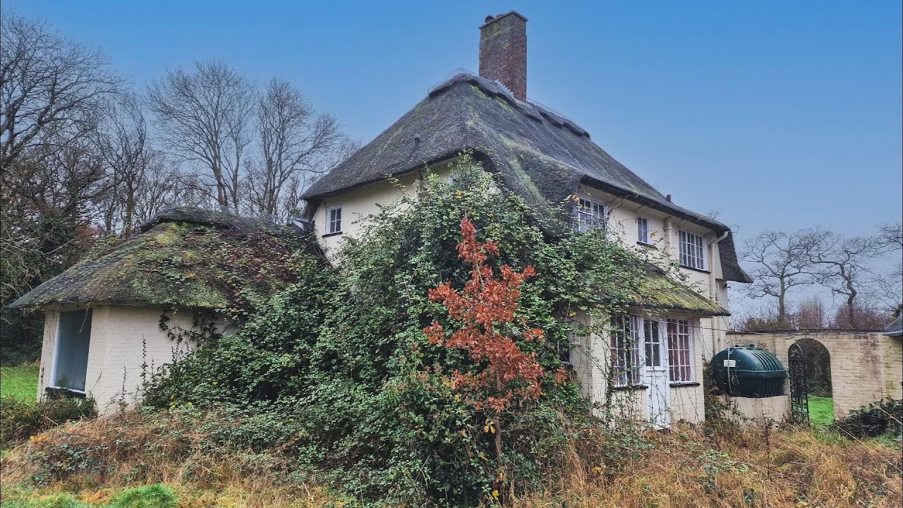 ⁣WE FOUND A FAMILIES LIFELONG TREASURES INSIDE THIS ABANDONED HOUSE