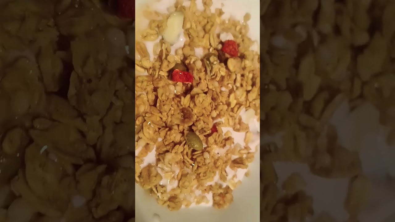 GREEK YOGURT WITH CRUNCH 