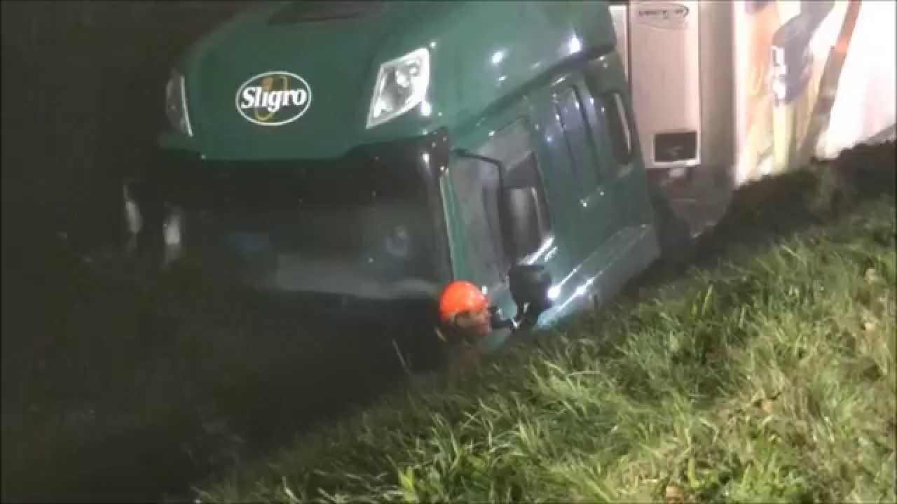 berging ter water geraakte vrachtauto