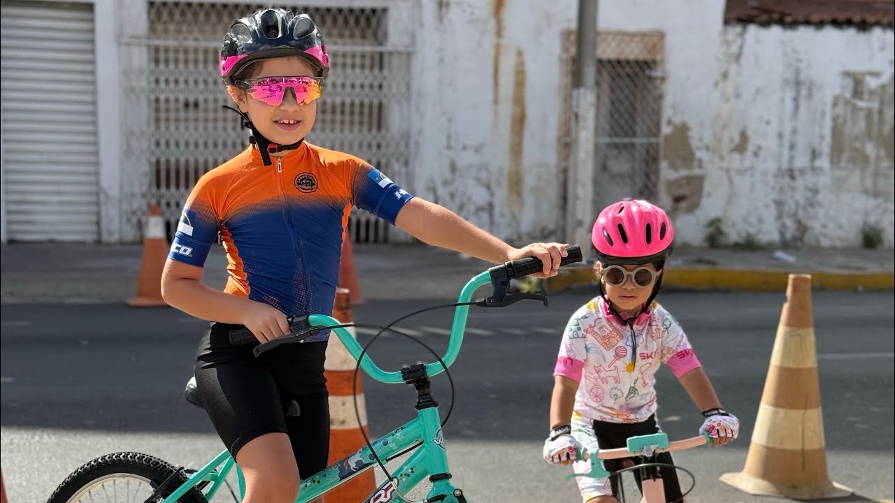 Corrida de bicicleta infantil e as meninas se divertiram muito 🤭 #bike #bicicleta 