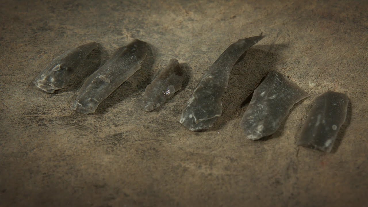 Jager-verzamelaars in de steentijd. Een kling maken uit vuursteen.