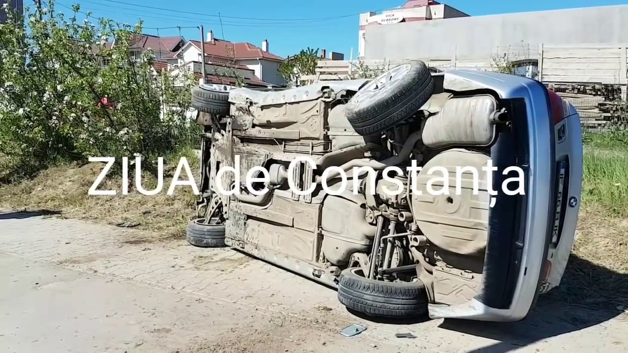 Imagini de la eveniment. Accident rutier în nordul staţiunii Mamaia. Un autoturism BMW s-a răsturnat